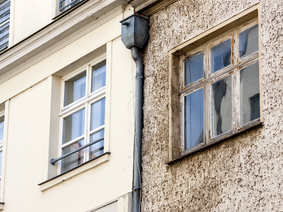 Fenster in sanierter und unsanierter Altbau-Fassade © KfW-Bildarchiv / Fotoagentur: photothek.net Fenster in sanierter und unsanierter Altbau-Fassade © KfW-Bildarchiv / Fotoagentur: photothek.net