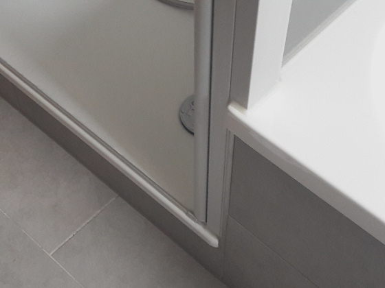 Fliesen, Dusche und Badewanne © energie-fachberater.de