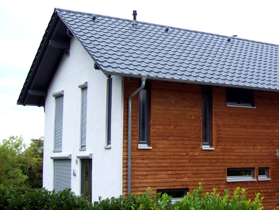 Hausfassade mit Putz und Holzbekleidung © energie-fachberater.de
