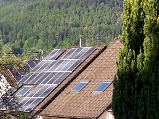 Altbau mit Photovoltaik-Anlage auf dem Dach © Energie-Fachberater.de