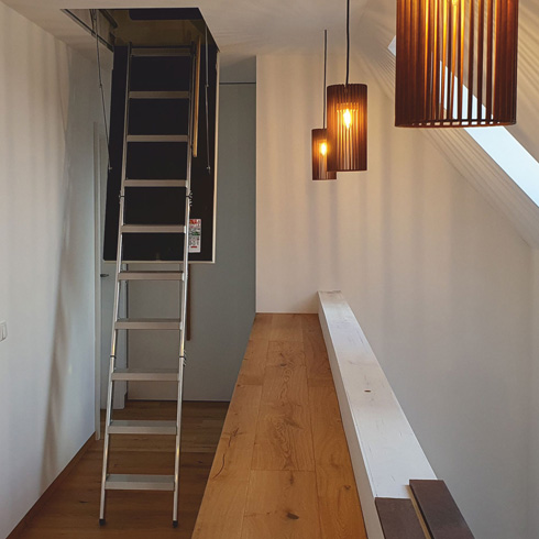 Aluminium-Bodentreppe AluDrei von Wellhöfer in deckenbündiger Variante © Wellhöfer Treppen GmbH & Co. KG