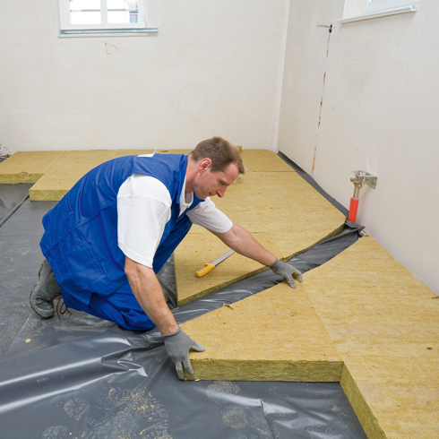 Trittschalldämmung: Verlegung der Bodendämmplatte TP-GP von Knauf Insulation © Knauf Insulation GmbH