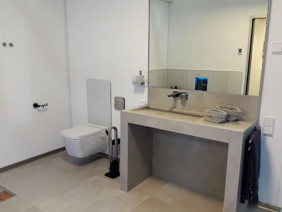 Barrierfreiheit: Waschtisch und WC © energie-fachberater.de