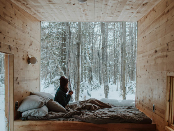 Blick nach draußen: Haus im Schnee &copy; Nachelle Nocom / Unsplash