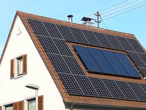 Hausdach mit Photovoltaik und Solarthermie © energie-fachberater.de