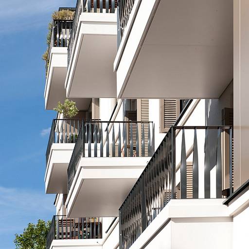 Nachträglich angehängte Balkone nach der Sanierung © Schöck Bauteile GmbH