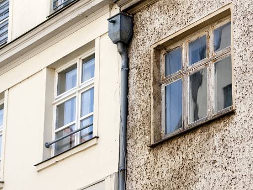 Fenster in sanierter und unsanierter Altbau-Fassade © KfW-Bildarchiv / Fotoagentur: photothek.net Fenster in sanierter und unsanierter Altbau-Fassade © KfW-Bildarchiv / Fotoagentur: photothek.net