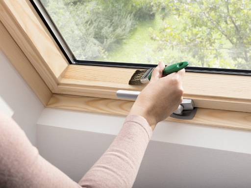 Anstrich für klar lackiertes Holzfenster © VELUX Deutschland GmbH