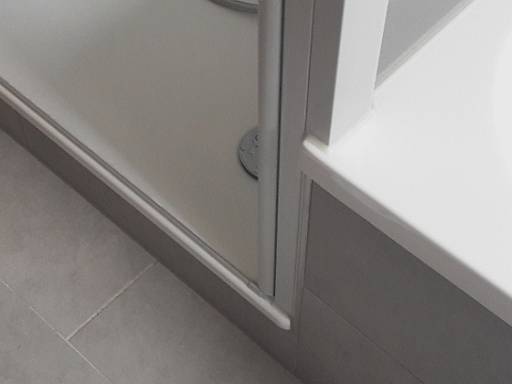 Fliesen, Dusche und Badewanne © energie-fachberater.de