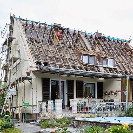 Dachsanierung eines Altbaus in Flughafennähe © DEUTSCHE ROCKWOOL GmbH & Co. KG Dachsanierung eines Altbaus in Flughafennähe © DEUTSCHE ROCKWOOL GmbH & Co. KG