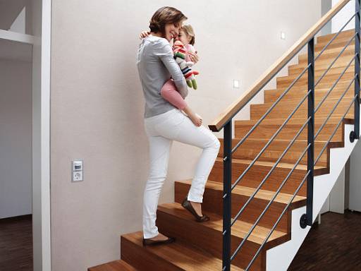 Treppe mit automatischer Beleuchtung © Initiative Elektro+/Busch-Jäger