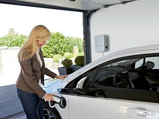 Ladestation für Elektroauto in der Garage © Hager Vertriebsgesellschaft mbH & Co. KG