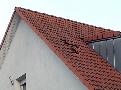 Sturmschaden Dach - fehlende Dachziegel © energie-fachberater.de