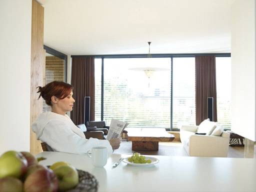 Frau im Wohnzimmer beim Morgen-Kaffee © ELEKTRO+ Frau im Wohnzimmer beim Morgen-Kaffee © ELEKTRO+