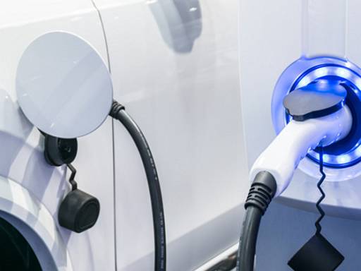 Elektroauto mit Ladekabel und Ladestation © www.canva.com / Mihajlo Maricic Elektroauto mit Ladekabel und Ladestation © www.canva.com / Mihajlo Maricic