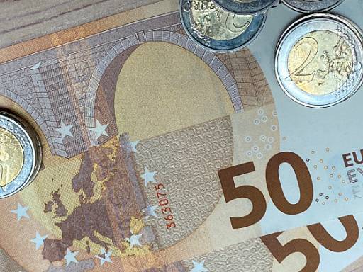 50-Euro-Scheine, 2-Euro-Münzen © energie-fachberater.de 50-Euro-Scheine, 2-Euro-Münzen © energie-fachberater.de