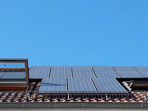 Altbau-Dach mit großer Photovoltaik-Anlage © Energie-Fachberater.de Altbau-Dach mit großer Photovoltaik-Anlage © Energie-Fachberater.de