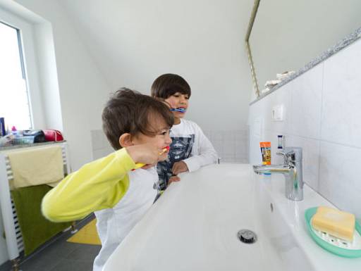 Kinder in barrierefreiem Bad mit kindgerechtem Waschbecken © KfW-Bildarchiv/Fotograf: Frank Homann Kinder in barrierefreiem Bad mit kindgerechtem Waschbecken © KfW-Bildarchiv/Fotograf: Frank Homann