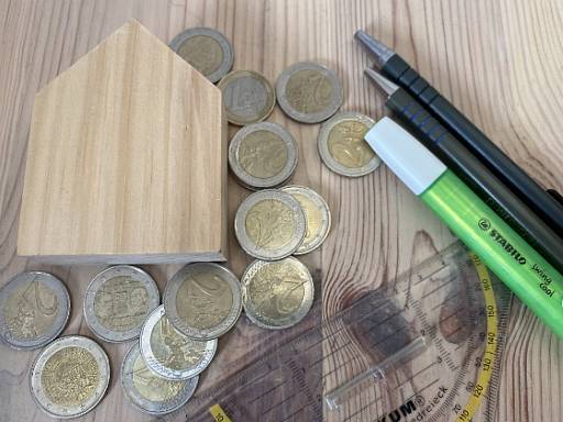 Förderung: Häuschen, Euromünzen, Stifte © energie-fachberater.de