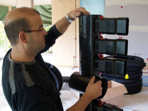 Vorbereitung für die Montage einer Verteilereinheit für die Lüftungsanlage &copy; VfW – Bundesverband für Wohnungslüftung