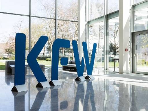 KfW-Logo im KfW-Gebäude Frankfurt © KfW-Bildarchiv / Thorsten Futh