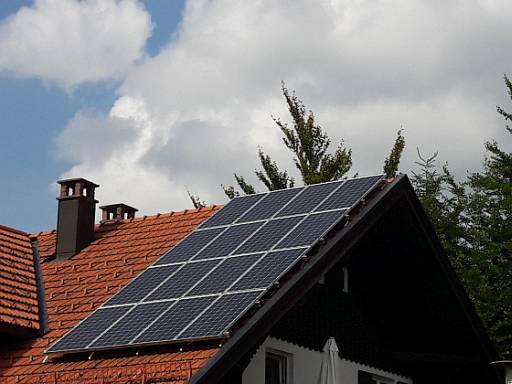 Hausdach mit Photovoltaik-Anlage © energie-fachberater.de