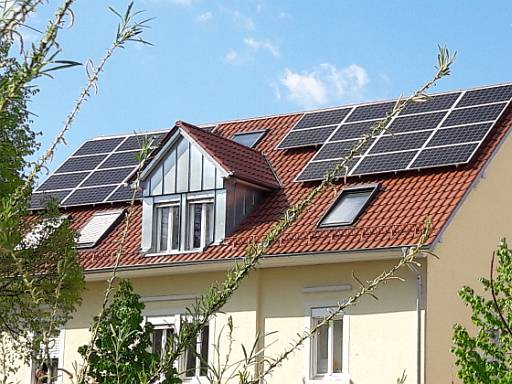 Einfamilienhaus mit Photovoltaik-Anlage &copy; energie-fachberater.de
