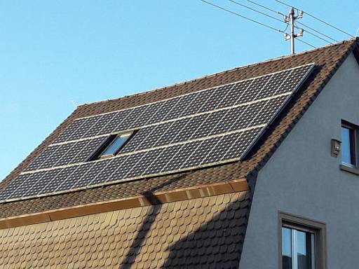 Photovoltaik-Anlage auf Altbau-Dach © energie-fachberater.de