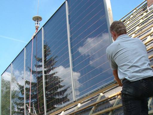Fachmann bei Installation der Solaranlage auf Dach © Dachdecker Verband Nordrhein Fachmann bei Installation der Solaranlage auf Dach © Dachdecker Verband Nordrhein
