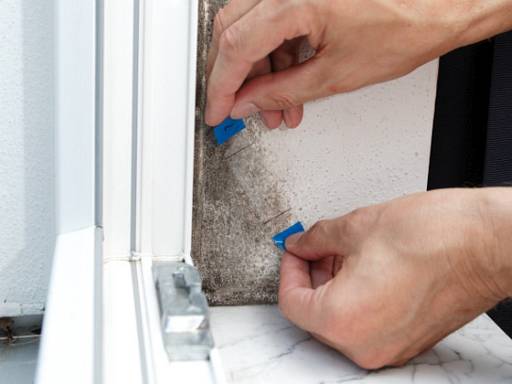 Schimmelprobe an der Fensterlaibung © Verband privater Bauherren (VPB) Schimmelprobe an der Fensterlaibung © Verband privater Bauherren (VPB)