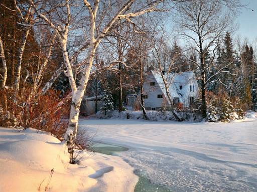 Haus in Winterlandschaft © Pixabay / Alain Audet