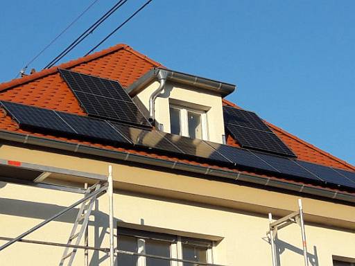 Altbau mit saniertem Dach und Photovoltaik-Anlage © energie-fachberater.de