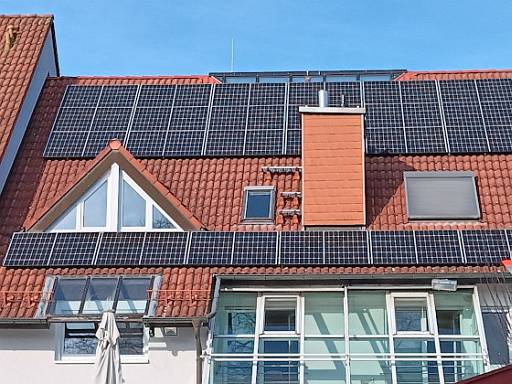 Hausdach mit Photovoltaik-Modulen © energie-fachberater.de