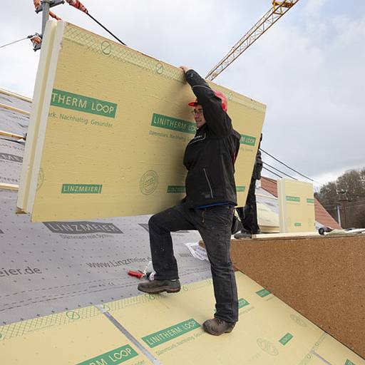 Dachdämmung: Nachhaltige Aufsparrendämmung mit LINITHERM Loop von Linzmeier © Linzmeier Bauelemente GmbH Dachdämmung: Nachhaltige Aufsparrendämmung mit LINITHERM Loop von Linzmeier © Linzmeier Bauelemente GmbH