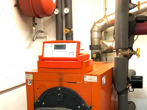 Alte Ölheizung im Mehrfamilienhaus &copy; energie-fachberater.de