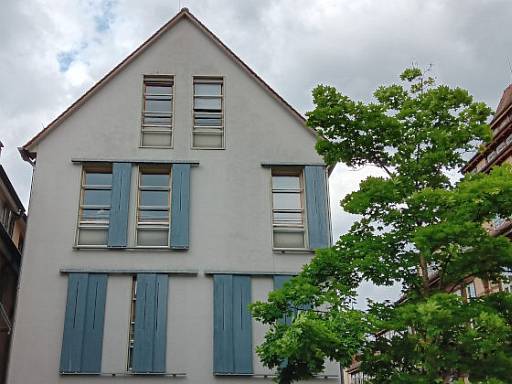 Giebel: Fenster mit Schiebeläden © energie-fachberater.de Giebel: Fenster mit Schiebeläden © energie-fachberater.de