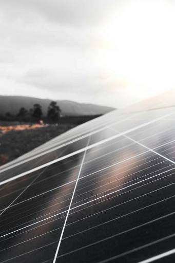 Photovoltaik-Anlage im Abendlicht © Miguel Couto auf Unsplash Photovoltaik-Anlage im Abendlicht © Miguel Couto auf Unsplash