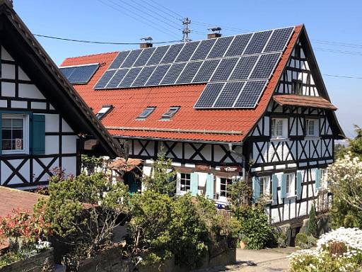 Fachwerkhaus mit Photovoltaik-Anlage © energie-fachberater.de Fachwerkhaus mit Photovoltaik-Anlage © energie-fachberater.de
