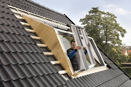 Handwerker bei der Dachfenstermontage © Bausparkasse Schwäbisch Hall AG