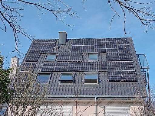 Graues Hausdach mit Photovotaik-Anlage © energie-fachberater.de
