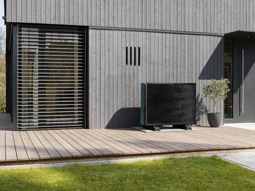 Luftwärmepumpe vor einer Holzfassade © BWP / Daikin