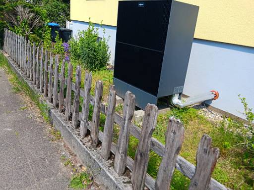 Wärmepumpe im Vorgarten &copy; energie-fachberater.de