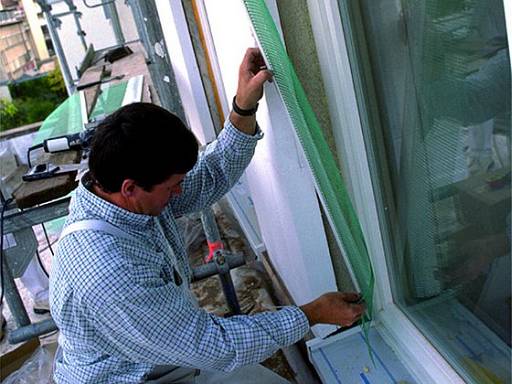Handwerker beim Anschluss neuer Fenster an die Fassadendämmung © Deutsche Bundesstiftung Umwelt (DBU)