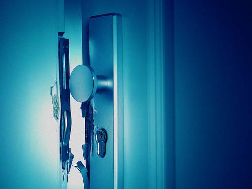 Aufgebrochene Wohnungstür © "Nicht bei mir!"