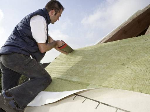 Handwerker bei der Aufsparrendämmung © FMI Fachverband Mineralwolleindustrie e.V.