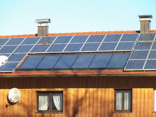 Hausdach mit Solarthermie und Photovoltaik © Energie-Fachberater.de Hausdach mit Solarthermie und Photovoltaik © Energie-Fachberater.de