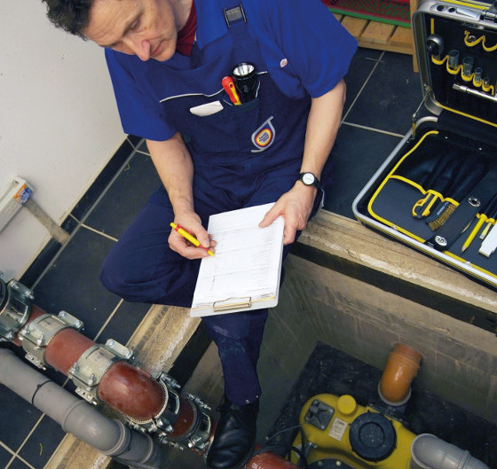 Handwerker bei der Montage einer Rückstausicherung im Keller © ZVSHK Handwerker bei der Montage einer Rückstausicherung im Keller © ZVSHK