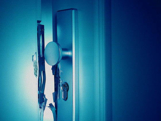 Aufgebrochene Wohnungstür © "Nicht bei mir!"